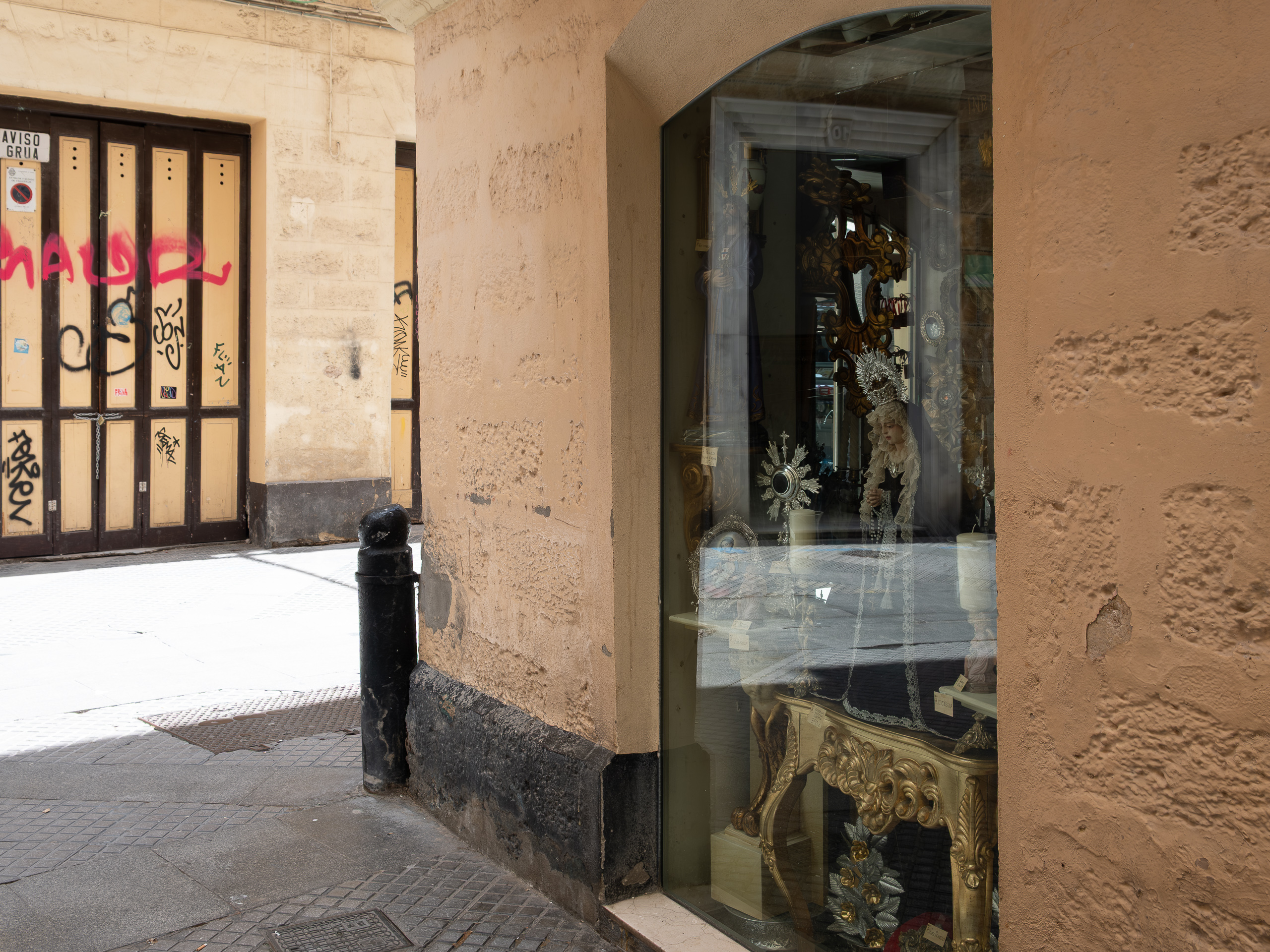 Schaufenster mit Semana-Santa-Devotionalien